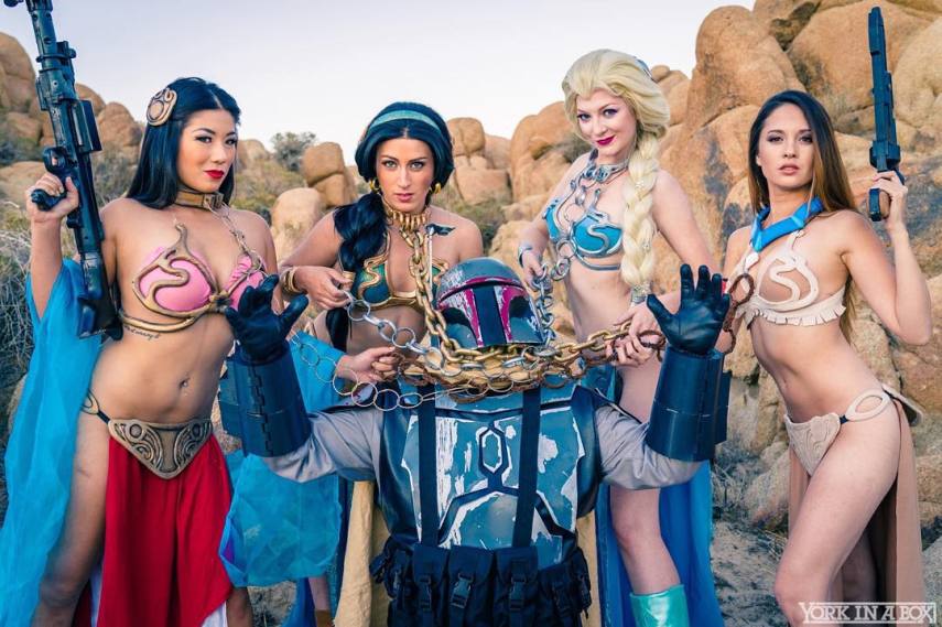 Fã de Star Wars e de personagens da Disney, Elizabeth Rage resolveu fazer uma mistura na hora de criar suas fantasias para eventos geek. A cosplayer, que mora em Los Angeles, nos Estados Unidos, já criou várias versões da Princesa Leia, assim como princesas das Disney, como Bela e Jasmine. Nesta versão, ela misturou elementos do biquíni da Princesa Leia Escrava e O Retorno do Jedi com a namorada de Aladdin. Em outras fantasias ligadas ao tema, Elizabeth também já encarnou a Princesa Leia com um belo vestido branco e a jedi Belle, heroína da versão animada da saga.
