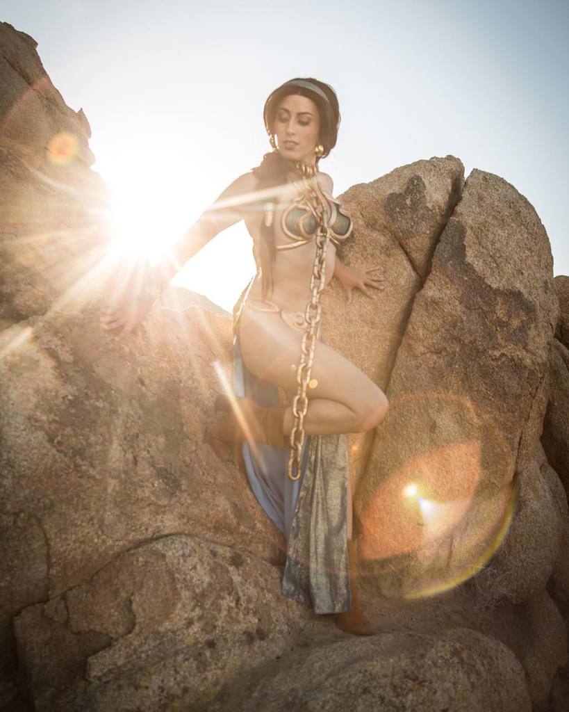 Fã de Star Wars e de personagens da Disney, Elizabeth Rage resolveu fazer uma mistura na hora de criar suas fantasias para eventos geek. A cosplayer, que mora em Los Angeles, nos Estados Unidos, já criou várias versões da Princesa Leia, assim como princesas das Disney, como Bela e Jasmine. Nesta versão, ela misturou elementos do biquíni da Princesa Leia Escrava e O Retorno do Jedi com a namorada de Aladdin. Em outras fantasias ligadas ao tema, Elizabeth também já encarnou a Princesa Leia com um belo vestido branco e a jedi Belle, heroína da versão animada da saga.