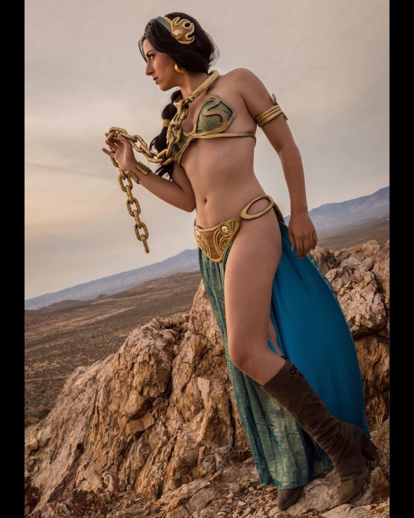 Fã de Star Wars e de personagens da Disney, Elizabeth Rage resolveu fazer uma mistura na hora de criar suas fantasias para eventos geek. A cosplayer, que mora em Los Angeles, nos Estados Unidos, já criou várias versões da Princesa Leia, assim como princesas das Disney, como Bela e Jasmine. Nesta versão, ela misturou elementos do biquíni da Princesa Leia Escrava e O Retorno do Jedi com a namorada de Aladdin. Em outras fantasias ligadas ao tema, Elizabeth também já encarnou a Princesa Leia com um belo vestido branco e a jedi Belle, heroína da versão animada da saga.