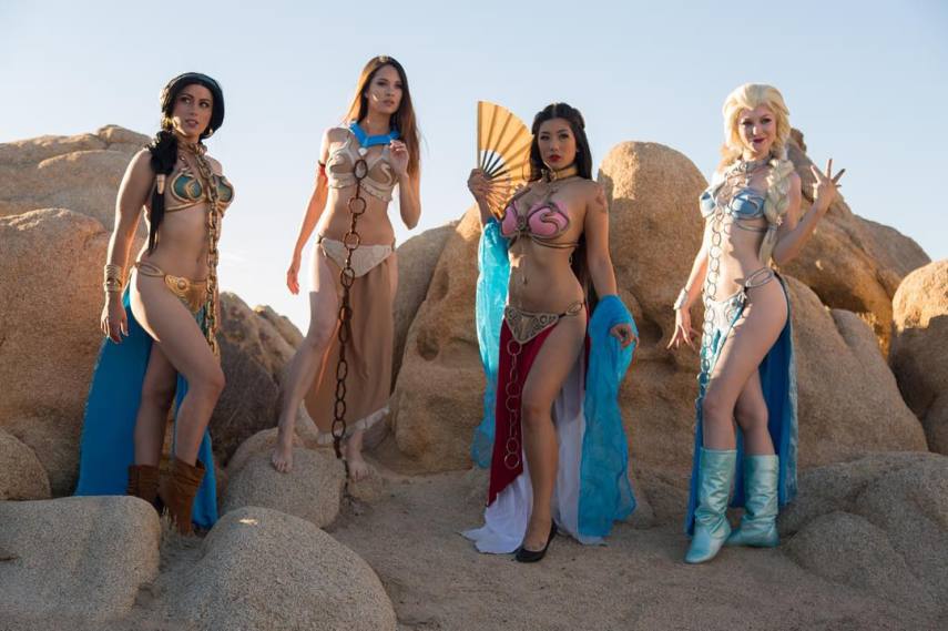 Fã de Star Wars e de personagens da Disney, Elizabeth Rage resolveu fazer uma mistura na hora de criar suas fantasias para eventos geek. A cosplayer, que mora em Los Angeles, nos Estados Unidos, já criou várias versões da Princesa Leia, assim como princesas das Disney, como Bela e Jasmine. Nesta versão, ela misturou elementos do biquíni da Princesa Leia Escrava e O Retorno do Jedi com a namorada de Aladdin. Em outras fantasias ligadas ao tema, Elizabeth também já encarnou a Princesa Leia com um belo vestido branco e a jedi Belle, heroína da versão animada da saga.