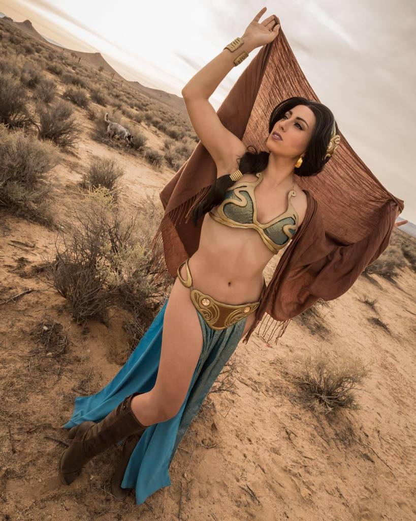 Fã de Star Wars e de personagens da Disney, Elizabeth Rage resolveu fazer uma mistura na hora de criar suas fantasias para eventos geek. A cosplayer, que mora em Los Angeles, nos Estados Unidos, já criou várias versões da Princesa Leia, assim como princesas das Disney, como Bela e Jasmine. Nesta versão, ela misturou elementos do biquíni da Princesa Leia Escrava e O Retorno do Jedi com a namorada de Aladdin. Em outras fantasias ligadas ao tema, Elizabeth também já encarnou a Princesa Leia com um belo vestido branco e a jedi Belle, heroína da versão animada da saga.