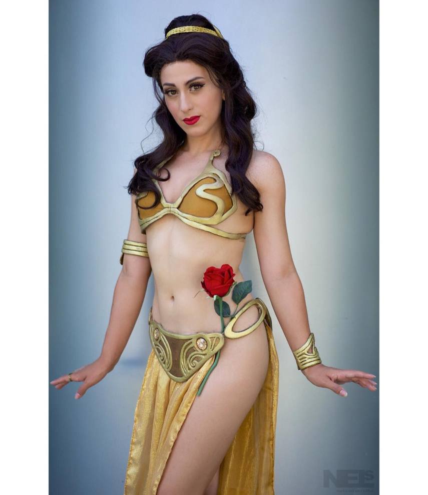 Fã de Star Wars e de personagens da Disney, Elizabeth Rage resolveu fazer uma mistura na hora de criar suas fantasias para eventos geek. A cosplayer, que mora em Los Angeles, nos Estados Unidos, já criou várias versões da Princesa Leia, assim como princesas das Disney, como Bela e Jasmine. Nesta versão, ela misturou elementos do biquíni da Princesa Leia Escrava e O Retorno do Jedi com a namorada de Aladdin. Em outras fantasias ligadas ao tema, Elizabeth também já encarnou a Princesa Leia com um belo vestido branco e a jedi Belle, heroína da versão animada da saga.