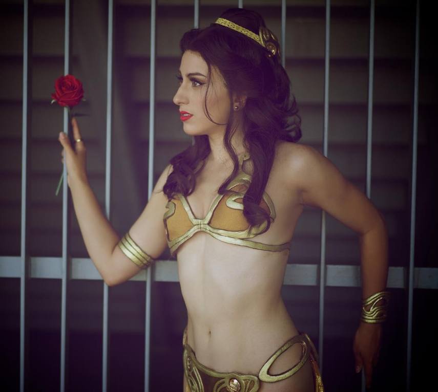 Fã de Star Wars e de personagens da Disney, Elizabeth Rage resolveu fazer uma mistura na hora de criar suas fantasias para eventos geek. A cosplayer, que mora em Los Angeles, nos Estados Unidos, já criou várias versões da Princesa Leia, assim como princesas das Disney, como Bela e Jasmine. Nesta versão, ela misturou elementos do biquíni da Princesa Leia Escrava e O Retorno do Jedi com a namorada de Aladdin. Em outras fantasias ligadas ao tema, Elizabeth também já encarnou a Princesa Leia com um belo vestido branco e a jedi Belle, heroína da versão animada da saga.