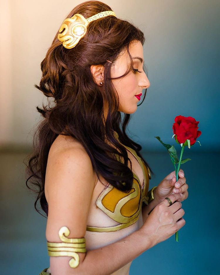 Fã de Star Wars e de personagens da Disney, Elizabeth Rage resolveu fazer uma mistura na hora de criar suas fantasias para eventos geek. A cosplayer, que mora em Los Angeles, nos Estados Unidos, já criou várias versões da Princesa Leia, assim como princesas das Disney, como Bela e Jasmine. Nesta versão, ela misturou elementos do biquíni da Princesa Leia Escrava e O Retorno do Jedi com a namorada de Aladdin. Em outras fantasias ligadas ao tema, Elizabeth também já encarnou a Princesa Leia com um belo vestido branco e a jedi Belle, heroína da versão animada da saga.