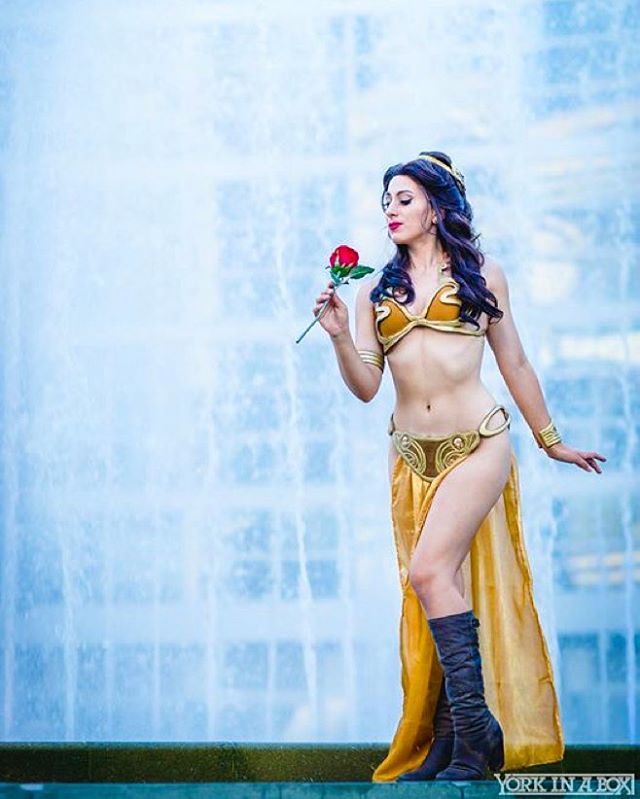 Fã de Star Wars e de personagens da Disney, Elizabeth Rage resolveu fazer uma mistura na hora de criar suas fantasias para eventos geek. A cosplayer, que mora em Los Angeles, nos Estados Unidos, já criou várias versões da Princesa Leia, assim como princesas das Disney, como Bela e Jasmine. Nesta versão, ela misturou elementos do biquíni da Princesa Leia Escrava e O Retorno do Jedi com a namorada de Aladdin. Em outras fantasias ligadas ao tema, Elizabeth também já encarnou a Princesa Leia com um belo vestido branco e a jedi Belle, heroína da versão animada da saga.