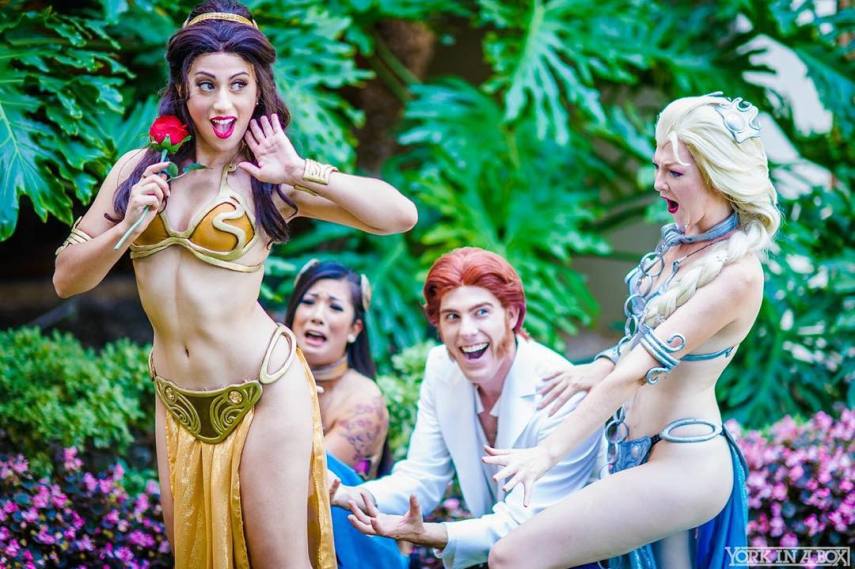 Fã de Star Wars e de personagens da Disney, Elizabeth Rage resolveu fazer uma mistura na hora de criar suas fantasias para eventos geek. A cosplayer, que mora em Los Angeles, nos Estados Unidos, já criou várias versões da Princesa Leia, assim como princesas das Disney, como Bela e Jasmine. Nesta versão, ela misturou elementos do biquíni da Princesa Leia Escrava e O Retorno do Jedi com a namorada de Aladdin. Em outras fantasias ligadas ao tema, Elizabeth também já encarnou a Princesa Leia com um belo vestido branco e a jedi Belle, heroína da versão animada da saga.