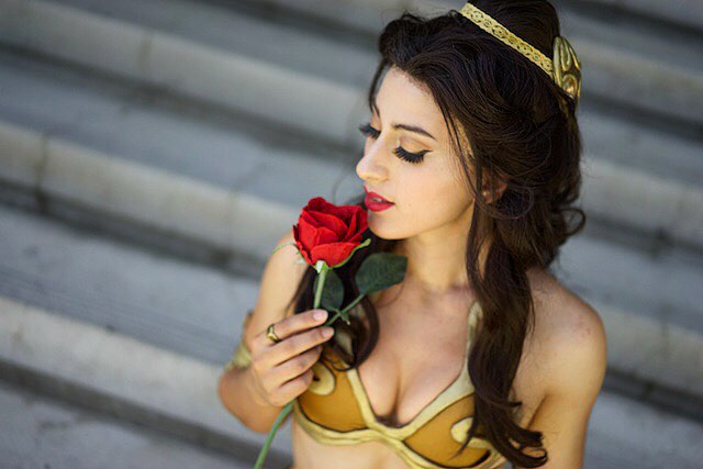 Fã de Star Wars e de personagens da Disney, Elizabeth Rage resolveu fazer uma mistura na hora de criar suas fantasias para eventos geek. A cosplayer, que mora em Los Angeles, nos Estados Unidos, já criou várias versões da Princesa Leia, assim como princesas das Disney, como Bela e Jasmine. Nesta versão, ela misturou elementos do biquíni da Princesa Leia Escrava e O Retorno do Jedi com a namorada de Aladdin. Em outras fantasias ligadas ao tema, Elizabeth também já encarnou a Princesa Leia com um belo vestido branco e a jedi Belle, heroína da versão animada da saga.