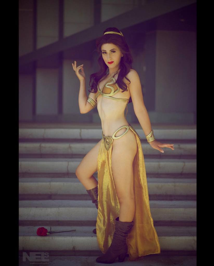 Fã de Star Wars e de personagens da Disney, Elizabeth Rage resolveu fazer uma mistura na hora de criar suas fantasias para eventos geek. A cosplayer, que mora em Los Angeles, nos Estados Unidos, já criou várias versões da Princesa Leia, assim como princesas das Disney, como Bela e Jasmine. Nesta versão, ela misturou elementos do biquíni da Princesa Leia Escrava e O Retorno do Jedi com a namorada de Aladdin. Em outras fantasias ligadas ao tema, Elizabeth também já encarnou a Princesa Leia com um belo vestido branco e a jedi Belle, heroína da versão animada da saga.