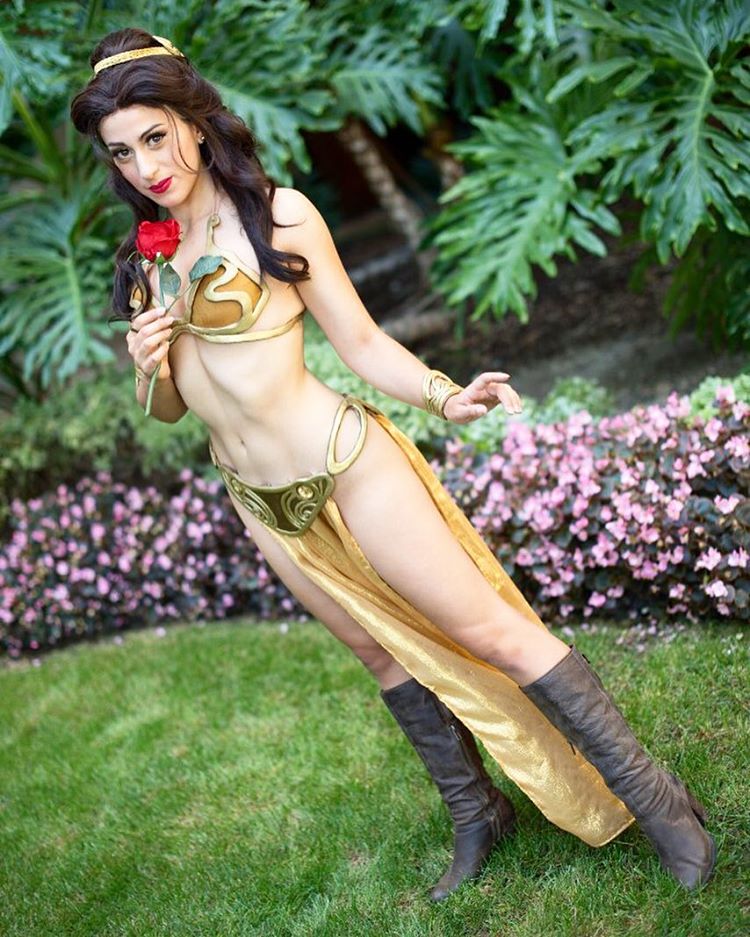 Fã de Star Wars e de personagens da Disney, Elizabeth Rage resolveu fazer uma mistura na hora de criar suas fantasias para eventos geek. A cosplayer, que mora em Los Angeles, nos Estados Unidos, já criou várias versões da Princesa Leia, assim como princesas das Disney, como Bela e Jasmine. Nesta versão, ela misturou elementos do biquíni da Princesa Leia Escrava e O Retorno do Jedi com a namorada de Aladdin. Em outras fantasias ligadas ao tema, Elizabeth também já encarnou a Princesa Leia com um belo vestido branco e a jedi Belle, heroína da versão animada da saga.