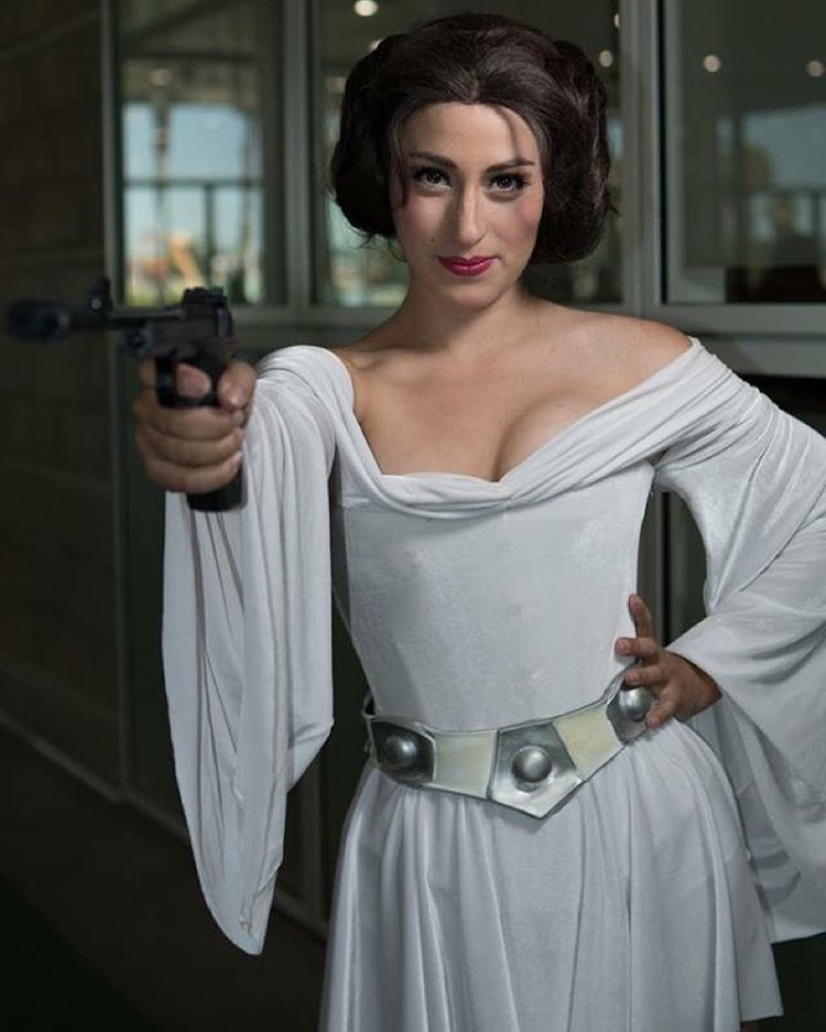 Fã de Star Wars e de personagens da Disney, Elizabeth Rage resolveu fazer uma mistura na hora de criar suas fantasias para eventos geek. A cosplayer, que mora em Los Angeles, nos Estados Unidos, já criou várias versões da Princesa Leia, assim como princesas das Disney, como Bela e Jasmine. Nesta versão, ela misturou elementos do biquíni da Princesa Leia Escrava e O Retorno do Jedi com a namorada de Aladdin. Em outras fantasias ligadas ao tema, Elizabeth também já encarnou a Princesa Leia com um belo vestido branco e a jedi Belle, heroína da versão animada da saga.