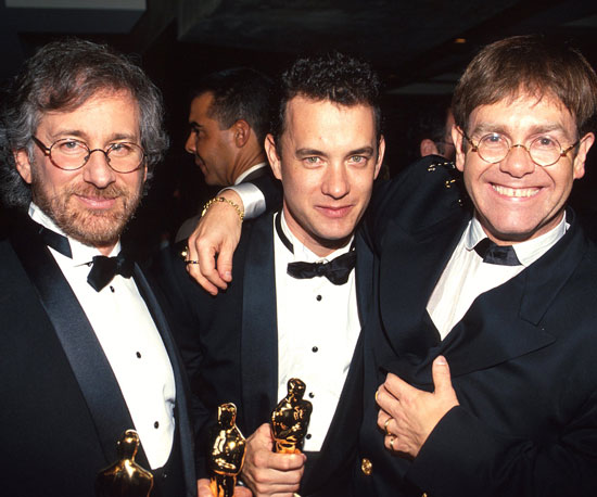Steven Spielberg, Tom Hanks e Elton John comemoram na festa pós-Oscar. Spielberg levou vários prêmios por 'A Lista de Schindler' e Hanks de Melhor Ator por 'Filadélfia'