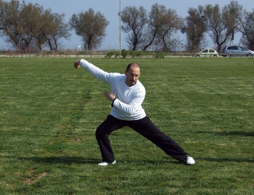 É uma arte marcial, mas também considerada um tipo de Qigong, pois envolve movimentos lentos e ritmados, encoraja balanço espiritual e mental. Executar movimentos com um objetivo, no caso de deseja como é no Tai Chi, é uma ótima forma de focar a mente e uma opção diferente de meditação