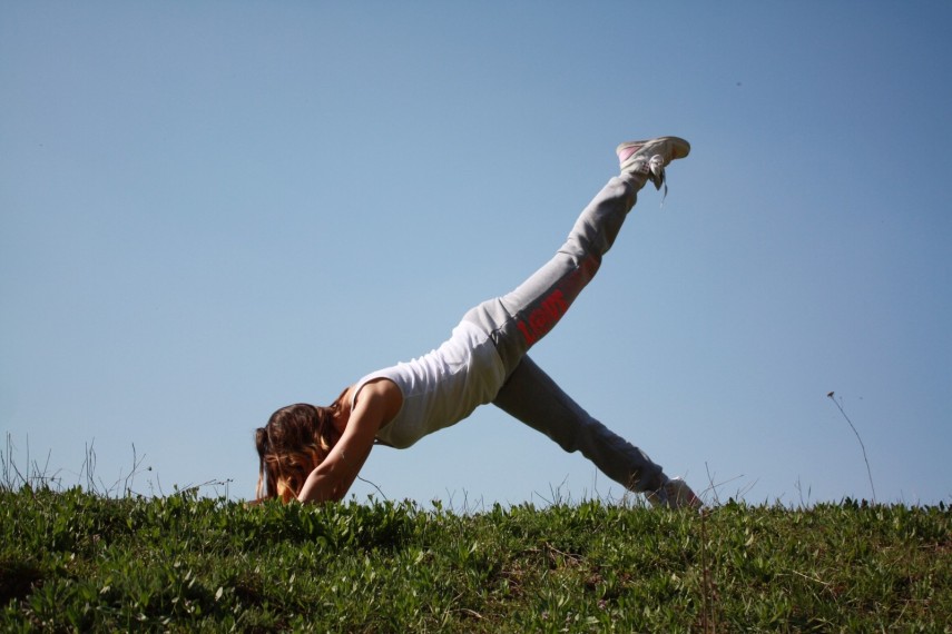 Existem várias razões para a prática da atividade, como aumento da flexibilidade e para manter a forma. A meditação está também na lista. Quando você se mantém em uma posição difícil, sua mente fica focada e limpa. É o tipo de concentração necessária alcançada com meditação, portanto é fácil combinar as duas práticas em uma só