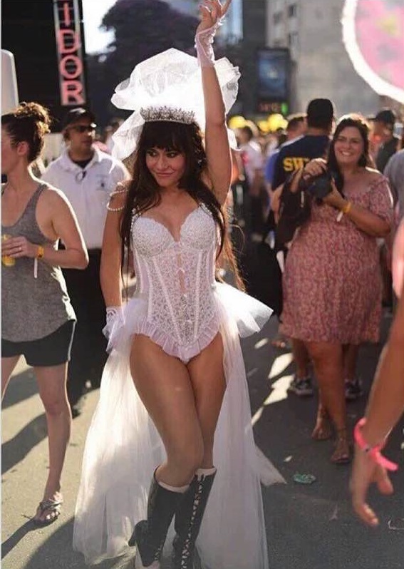 Atriz foi vestida de noiva sexy