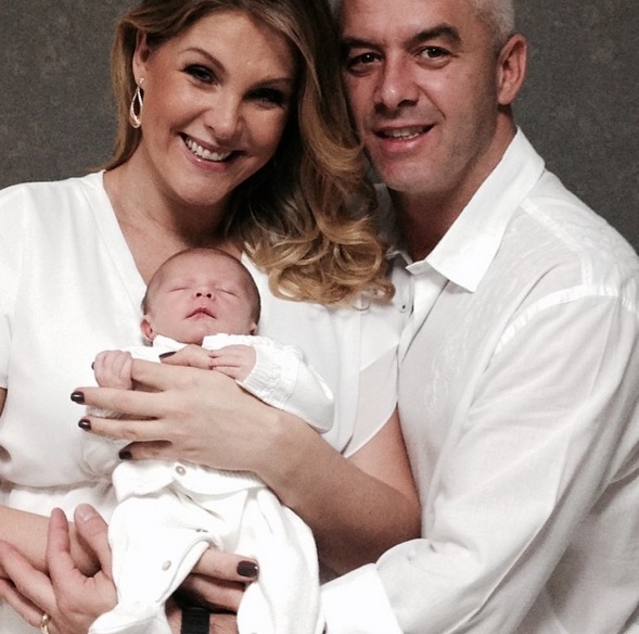 Muito orgulhosa pelo nascimento do filho, Ana Hickmann compartilhou a foto do marido Alexandre e do bebê Alexandre Jr. poucos dias depois de dar à luz.