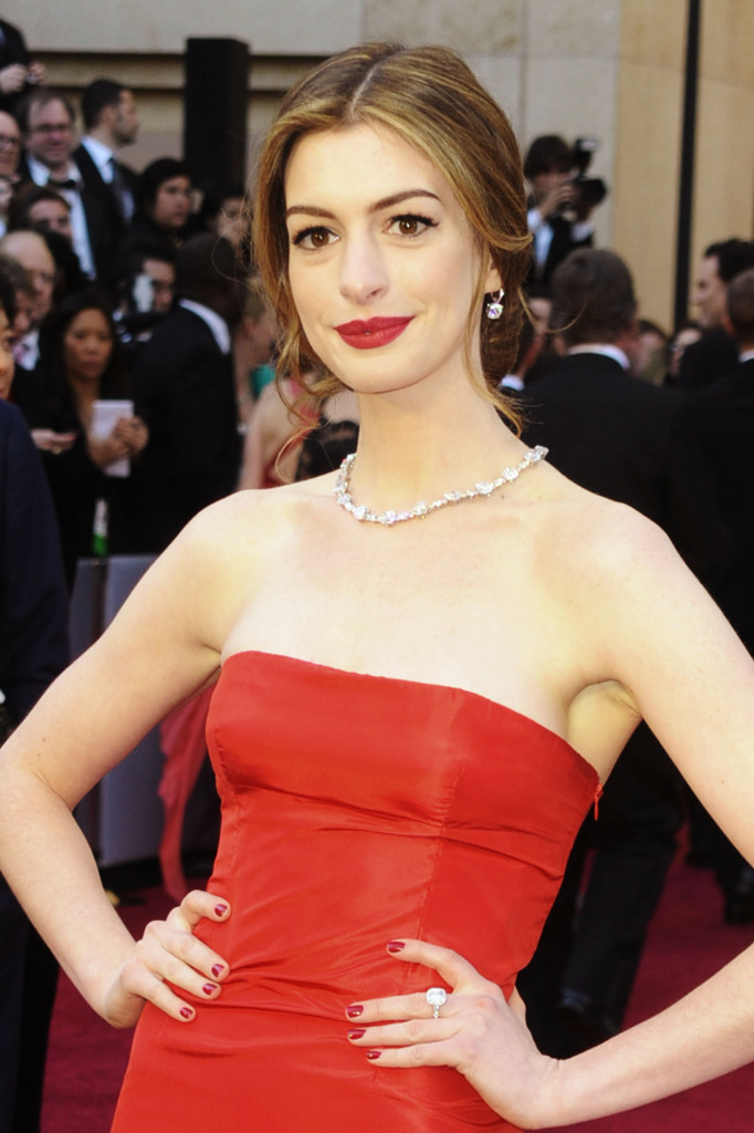 A estrela Anne Hathaway escolheu um longo vermelho de   gosto bem duvidoso para a cerimônia de 2010. E, mais que merecido, o destaque ficou por conta deste colar de US$10 milhões (aproximadamente R$40 milhões)