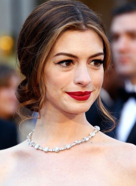 Anne Hathway usou um coque baixo em formato de laço e foi a mais elogiada de 2011