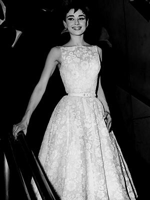 Audrey Hepburn com vestido Givenchy na 26ª edição do Oscar