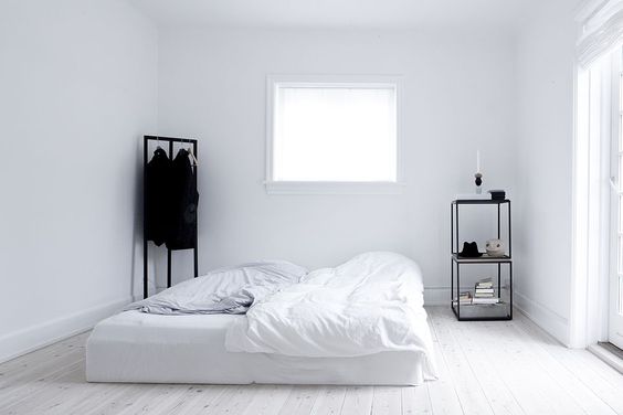 O ar quente é mais leve que o ar frio; por isso, escolha lugares próximos ao chão para dormir, ou no primeiro andar da casa, por exemplo. Pode tirar o colchão da cama também, viu?