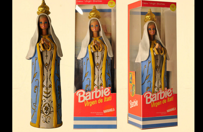 Os artistas Marianela Perelli e Emiliano Paolini transformaram os bonecos Ken e Barbie em figuras religiosas