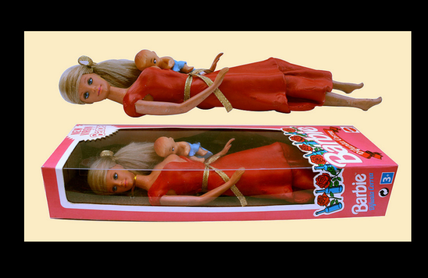 Os artistas Marianela Perelli e Emiliano Paolini transformaram os bonecos Ken e Barbie em figuras religiosas