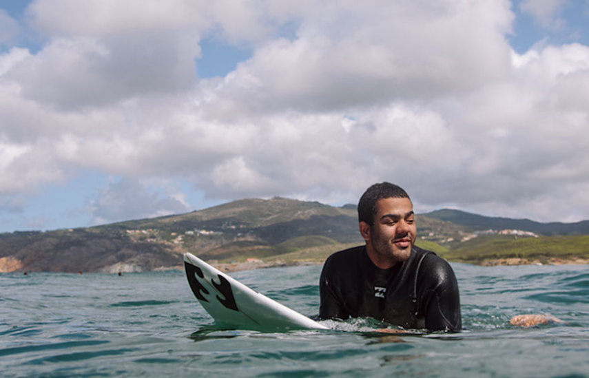 Nascido cego, Derek ficou sabendo que seu pai sonhava em ter um filho surfista, e resolveu realizar esse sonho