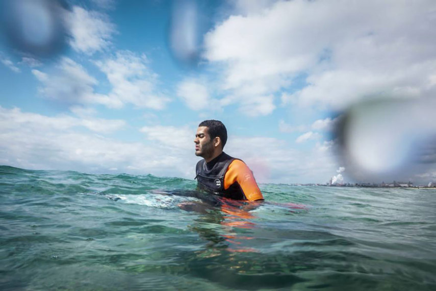 Nascido cego, Derek ficou sabendo que seu pai sonhava em ter um filho surfista, e resolveu realizar esse sonho