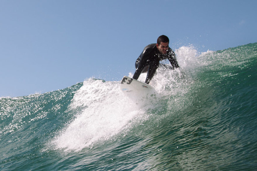 Nascido cego, Derek ficou sabendo que seu pai sonhava em ter um filho surfista, e resolveu realizar esse sonho