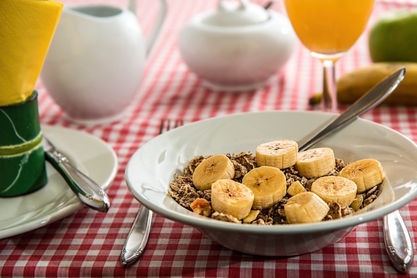 Começar o dia com alimentação nutritiva e balanceada é uma boa escolha, de acordo com pesquisas. Se alimentar com proteínas pela manhã, evitar açúcares e fazer a primeira refeição até duas horas após acordar são medidas que ajudam a manter o organismo saudável