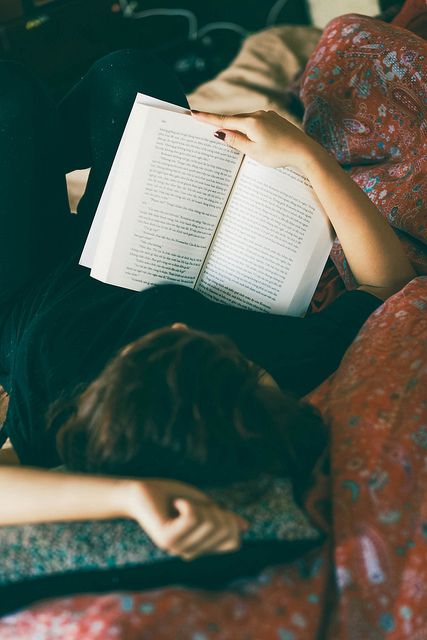  Substitua o celular por uma boa leitura. A pesquisa mostra que a leitura pode ajudar a melhorar o sono