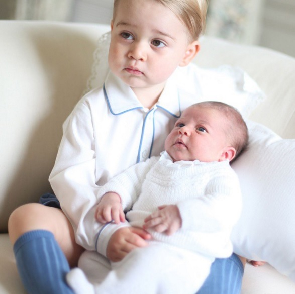 Kate Middleton e o príncipe William usam a conta oficial do Palácio de Kensington para mostrar suas fofuras reais aos súditos. Essa foto foi a primeira aparição da princesa Charlotte ao lado do irmão príncipe George.