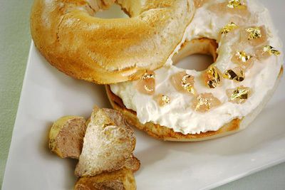 O Chef de um hotel em Nova Iorque criou uma receita de bagel que contém diversos ingredientes requintados, o que faz o pãozinho recheado custar mais de mil dólares. Geleia de riesling (uma uva branca raríssima de folhas douradas) e cream cheese feito de trufa branca e goji berry, dão sabor e preço alto para o bagel