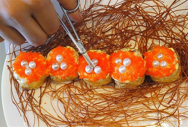Foie Gras também é um dos ingredientes de outro dos pratos mais caros do mundo, o chef filipino Angelito Araneta faz uma receita de sushi com a iguaria combinada com pepino e açafrão selvagem, mas o que deixa a receita cara mesmo são as 12 pérolas e quatro diamantes de 0,2 quilates colocadas nos quatro sushis. O valor fica em torno de 2 mil dólares