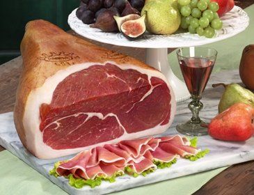 Presunto curado que é feito com carne de porco preto ibérico, é produzido especialmente na Espanha e em algumas regiões de Portugal. A carne é saborosa não apenas pela criação do animal, em ambiente livre e com boa alimentação, mas também pelo processo de cura, que é longo e cuidadoso. Uma peça pode custar em torno de 4 a 5 mil reais e os espanhóis costumam comer a iguaria pura