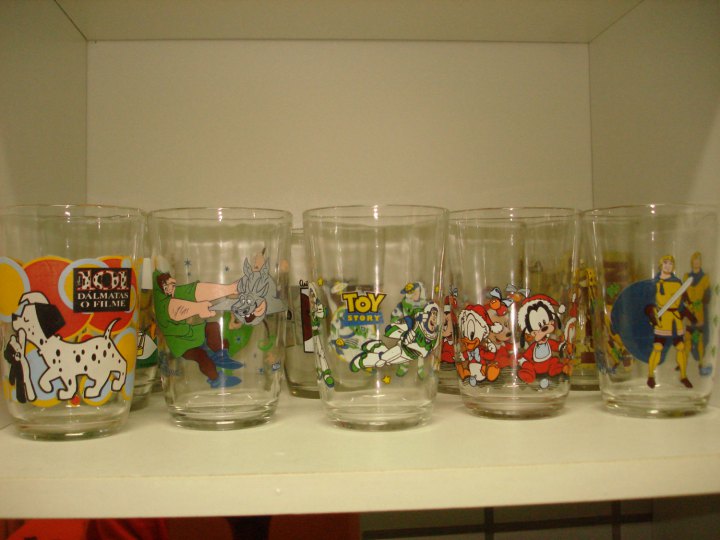 Obrigada, Disney, por ter transformado meros copos de requeijão em coleções fascinantes - e copos muito úteis, também!
