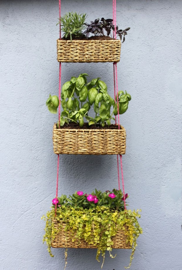 Fios e recipientes de palha dão um jardim vertical que é puro charme!