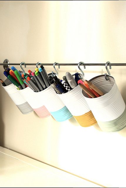 Latas velhas ganham uma mão de tinta e viram porta-lápis para o home office