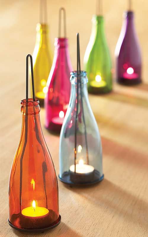 Enjoou das garrafas na geladeira: leve-as para a mesinha de centro e coloque velas ou plantas