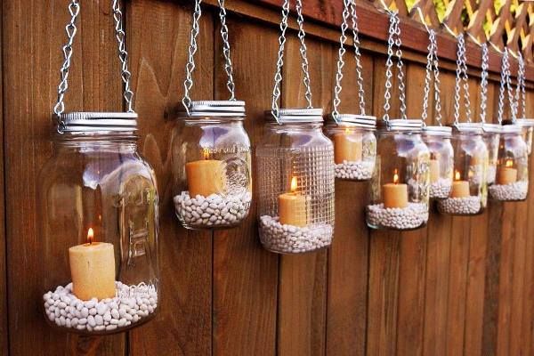 Além de velas, vale também colocar plantas e até fazer uma mini horta usando potes vazios