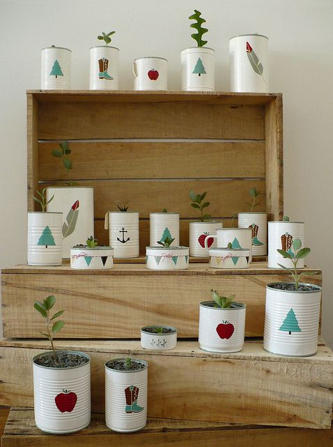 Pintar as latas é um passatempo divertido para incluir as crianças na decoração