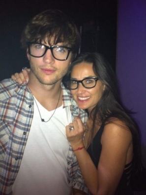 Casal ficou junto por 8 anos. Na época, a diferença de 15 anos entre os dois gerou polêmica. Atualmente, ator é casado com a atriz Mila Kunis. 