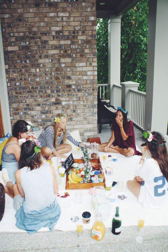 Se a noiva gosta de passeios mais simples, o picnic é uma ótima escolha. Ótimo para colocar o papo em dia com as amigas e se preparar para o dia de subir no altar 