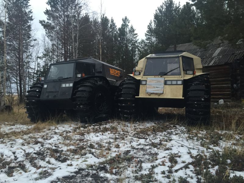 Parece saído de um videogame, mas eles existe. Invenção do russo Alexei Garagashyan, o Sherp ATV é um caminhão com um visual que lembra um carrinho de brinquedo, mas com uma brutalidade incrível.  Pesando apenas 1,2 tonelada, ele possui um motor relativamente fraco para a categoria: Kubota 1.5 com 44 cavalos. Os números não impressionam. O que chama a atenção é sua capacidade de andar sob terreno acidentado, gelo e até na água, além de ultrapassar obstáculos, tudo isso ao seu design baseado nestes pneus gigantes. Um tanque! Tudo isso por US$ 50 mil (cerca de R$ 197 mil).