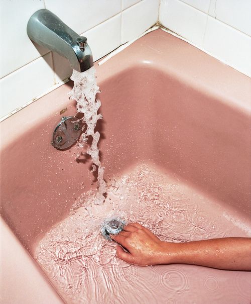 Se o calor tá insuportável, corra para o chuveiro e tome aquele banho gelado bem rapidinho. A água diminui a temperatura do corpo e também 