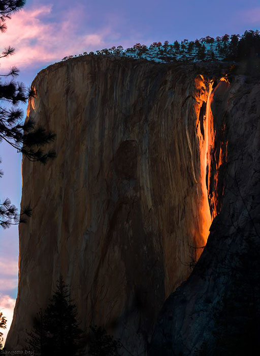 O parque de Yosemite, nos Estados Unidos, fica disputado ns últimas duas semanas de fevereiro. Isso porque as cachoeiras de Horsetail recebem dezenas de fotógrafos para registrar um fenômeno chamado Firefall. Nesta época do ano, quando o sol ao entardecer se alinha com o fluxo da correnteza, a cachoeira El Captain 