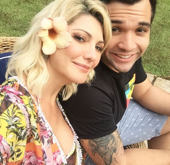 Atriz tem 19 anos a mais do que Jonathan da 'Nova Geração'. Casal oficializou a união no final de 2015 e espera um bebê.