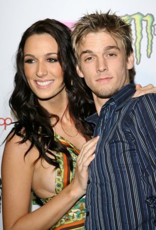 O cantor Aaron Carter é irmão gêmeo da modelo Angel Carter 