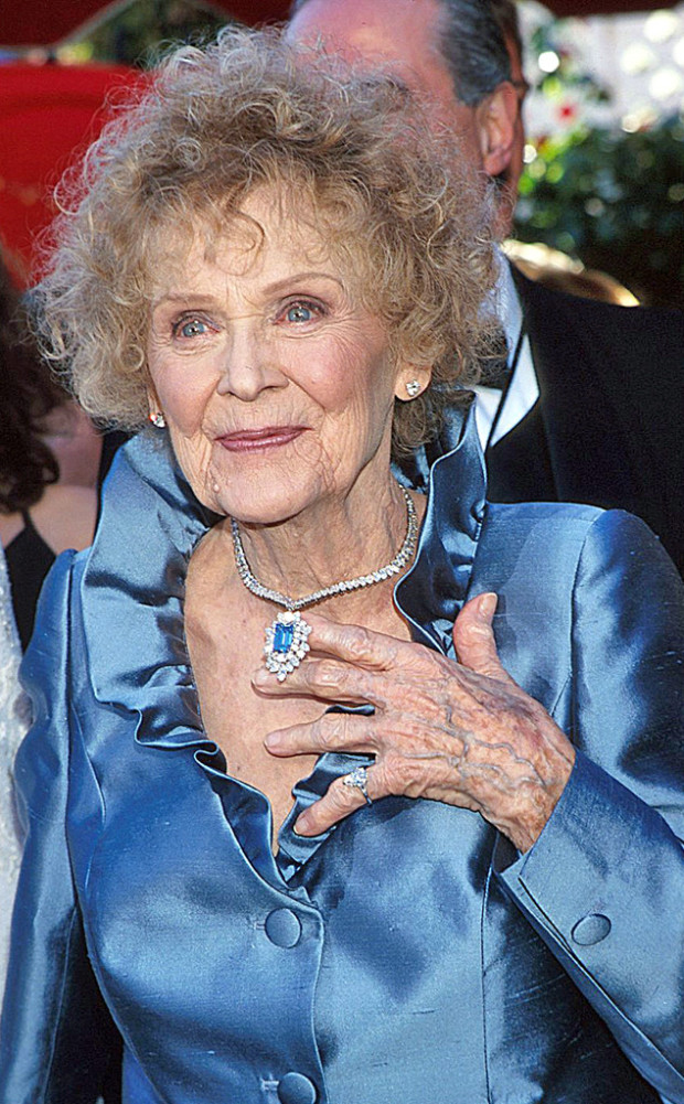 O título de mais poderosa do tapete vermelho do Oscar   vai para a experiente Gloria Stuart que usou um exuberante   colar de diamante azul de Harry Winston na cerimônia de   1998. A peça é avaliada em US$20 milhões (aproximadamente   R$80 milhões) e foi apropriada para ela assistir de   camarote Titanic, filme pelo qual foi nomeada a Melhor   Atriz Coadjuvante, levar 11 estatuetas