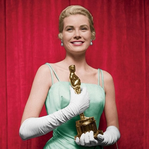 Grace Kelly, com vestido icônico, celebra Oscar de Melhor Atriz pelo filme 'Amar é Sofrer'