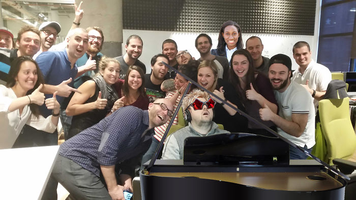 Quem nunca deu aquela piscada mais longa no trabalho? Mas dar uma dormida pesada no seu segundo dia é um pouco demais. De acordo com um post no Reddit, o usuário TheOrangeDuke dormiu na mesa de sua empresa, uma startup de tecnologia.  